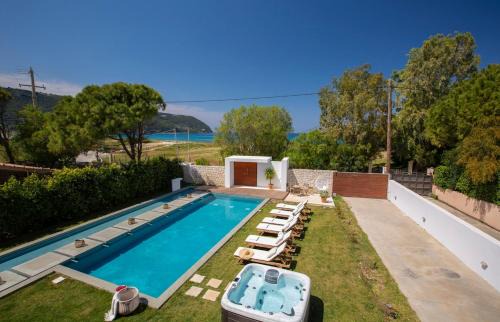 Agios Ioannis Villa | Coastal Chic Luxury Villa La Reina in Ai Giannis