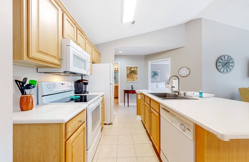 Calabash Condo | Coastal condo with golf course views, on-site pools, gym, & balcony