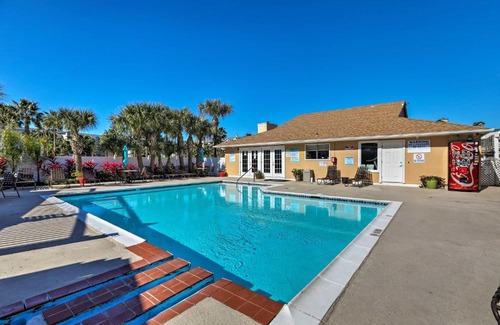 Galveston Apartment | Coastal Condo with Resort Amenities 3 Min to Beach!