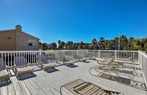 Galveston Apartment | Coastal Condo with Resort Amenities 3 Min to Beach!
