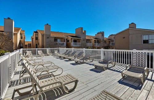 Galveston Apartment | Coastal Condo with Resort Amenities 3 Min to Beach!