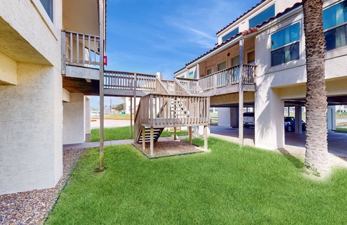 Harbor Oaks Condo | Coastal condo with shared pool & great views - great location