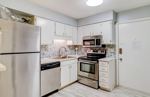 Folly Field Condo | Coastal Condo with Pool, Hot Tub, Tennis, Fast WiFi, AC, & W/D - Near the Beach
