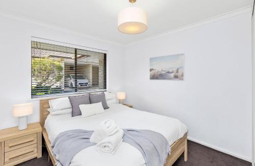 Scarborough Villa | Coastal convenience! Walk to the shops & cafes.