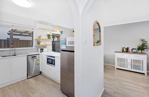 Scarborough Villa | Coastal convenience! Walk to the shops & cafes.