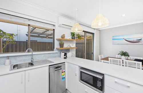Scarborough Villa | Coastal convenience! Walk to the shops & cafes.
