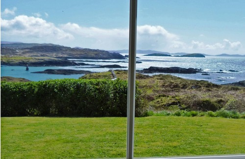 Caherdaniel House | Coastal Cottage in Bunavalla in Derrynane-Caherdaniel, County Kerry Ireland.