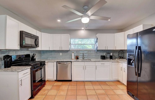 Boynton Beach House | Coastal Cottage private oasis w/Hot Tub & less than 5 minutes to beach!