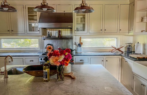 Adamsville House | Coastal cottage in seaside town of Little Compton, RI just minutes to the beach