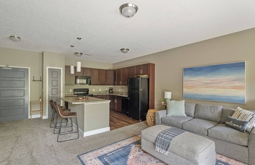 West Des Moines Apartment | Coastal Cozy Private Scenic End Unit w/Private Attached Garage/Pool/Gym