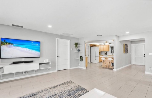 Tropic Palms House | Coastal Delray 🌊 Chill Out Hideaway Lush Vibes🌴 by SaltWater Poolside 4BD