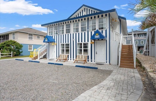 Crescent Beach Apartment | Coastal Escape 3BR Condo w Porch Steps to Sand