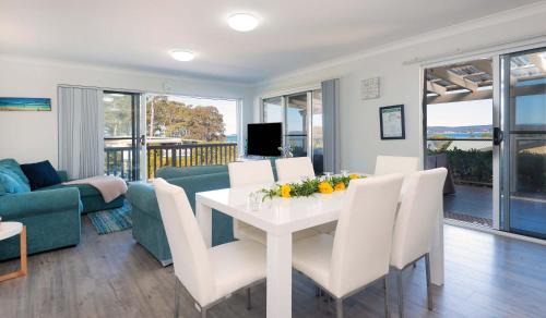 Long Beach House | Coastal Escape - walking distance to beach pet friendly