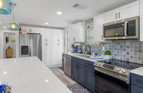 Hudson House | Coastal family gaming retreat with pool table, hot tub, arcades - pet welcomen