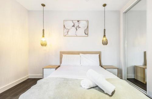 Bonbeach House | Coastal Getaway with Parking and Steps from the Beach