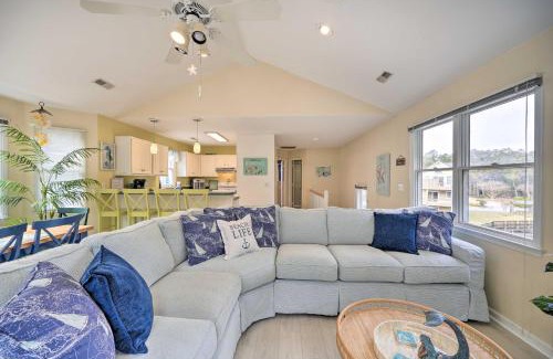 Corolla Light Apartment | Coastal Home with Community Pool Less Than 2 Miles to Beach!