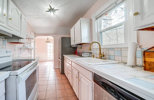 Euclid Cottage | Coastal Lake Erie Cottage w/Amazing Water Views!