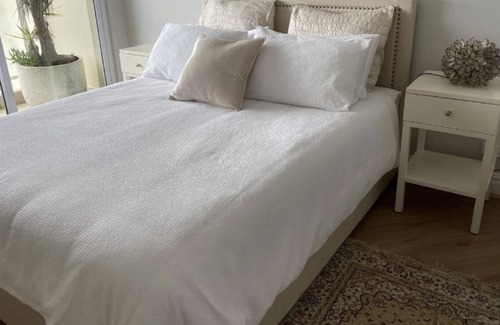 Brighton-le-Sands Apartment | Coastal Luxury: Cozy 2-bedroom apartment in Brighton-Le-Sands with parking