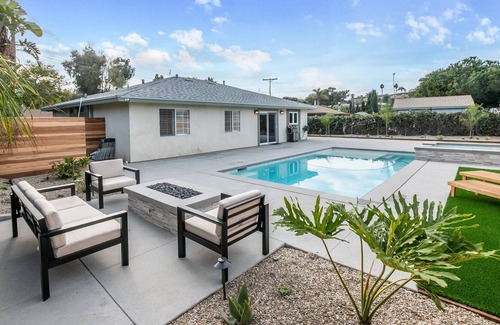 Loma Alta House | Coastal modern home 10 min from the beach with a stunning pool and spa!