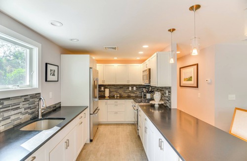 Kenyon House | Coastal-Modern Home < 3 Mi to Charlestown Beach!