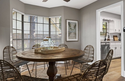 Daphne House | Coastal Modern Vibe with 4 bedrooms ~ Sleeps 10 ~ Minutes from I-10 & Mobile Bay