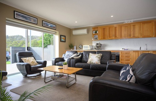 Coles Bay House | Coastal Nest - Freycinet Holiday Houses