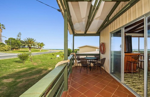 Guilderton House | Coastal Pine-Ocean view from the front and back
