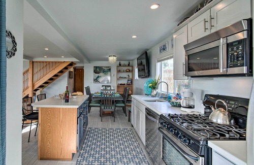 Pacific Beach House | Coastal Retreat: Deck, Ocean Views + Walk to Beach
