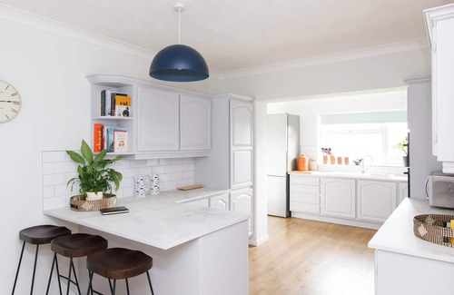 East Wittering House | Coastal Retreat for 8 with Hot Tub - Walk to Beach
