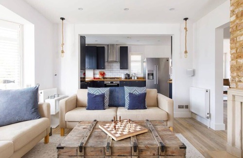 East Wittering House | Coastal Retreat for 6 Close to Beaches