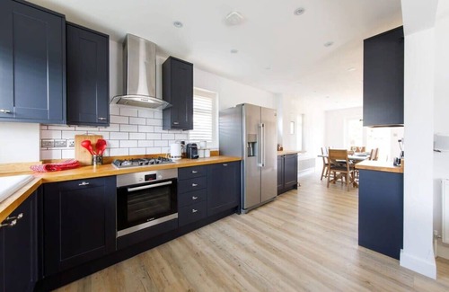 East Wittering House | Coastal Retreat for 6 Close to Beaches