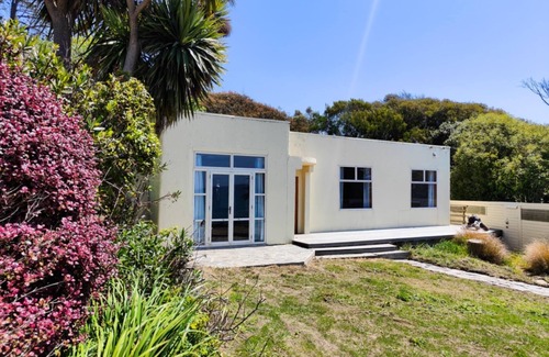Shag Point House | Coastal Rural Haven with mind blowing Sea Views! 10 minutes South of Moeraki.