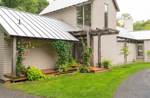 Freeport House | Coastal Serenity Meets Modern Elegance - a Retreat for Relaxing or Working