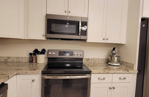 Gulf Breeze House | Coastal Stay ~ Hot Tub, Minutes to Beach, Bay Access