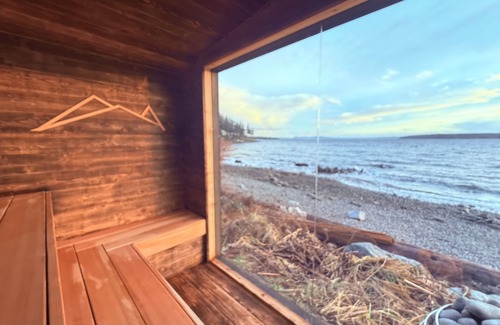 Powell River House | Coastal Storm Watching Retreat, Pet Friendly, Sauna (add-on) Hot Tub & Fireplace