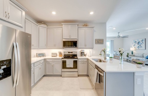 Venice Villa | Coastal Venice Villa w/Patio & Resort Amenities!
