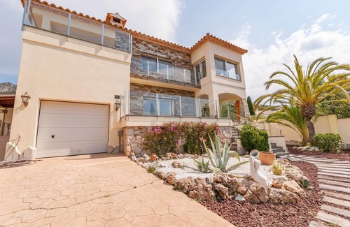 El Mas Fumats Villa | Coastal Villa with Garden