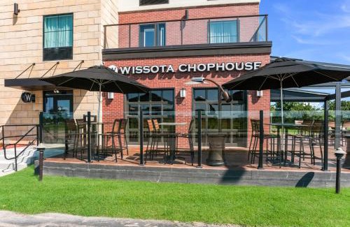 Neenah Hotel | Cobblestone Hotel & Suites Appleton International Airport
