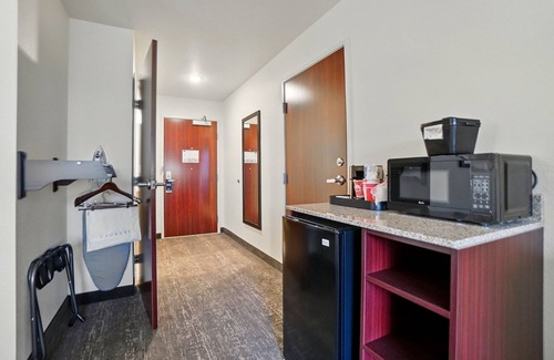 Russells Point Hotel | Cobblestone Hotel & Suites-RussellsPoint