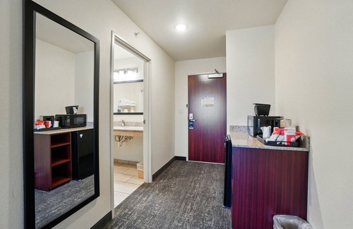 Russells Point Hotel | Cobblestone Hotel & Suites-RussellsPoint