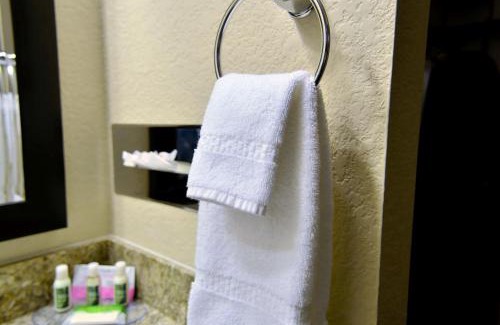 Lake View Hotel | Cobblestone Inn & Suites - Lake View