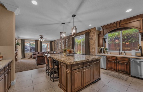 Clovis House | Cobbo's House - wow, luxe, hot tub, pool, gym, gazebo, games, pickleball, bikes