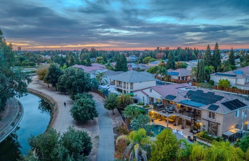 Clovis House | Cobbo's House - wow, luxe, hot tub, pool, gym, gazebo, games, pickleball, bikes
