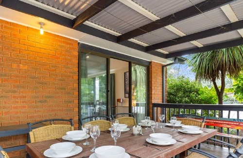 Jindabyne House | Cobbon Retreat - 5BR House l Pet Friendly l Large Fenced Backyard l WiFi l Great Location