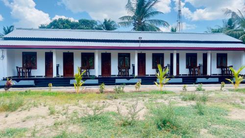 Nilaveli House | Coconut Leaf Shadow Guest
