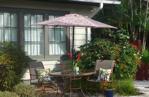 Altamont Manor Apartment | COCONUT PALM APT~ COMFY 2ND FLR APT W/LOCKED PRIVATE DOOR!