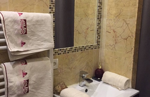 Nice City Centre Bed & Breakfast | Cocooning labeled 3 Flowers https:/lacocooning.fr