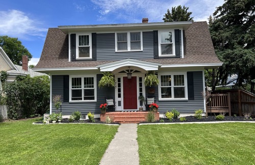 Cody House | Cody's Downtown Den - DOWNTOWN - New listing & Pets Welcomed!