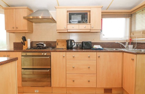 Trearddur Bay Cottage | COED LLAI LODGE, pet friendly, with a garden in Trearddur Bay