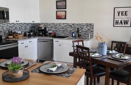 Oatmeal House | Coffee & tea bar, wine bar. New appliances. Extended stays allowed. KING BED.